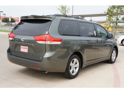 toyota sienna 2013 green van le 8 passenger gasoline 6 cylinders front wheel drive automatic 78232