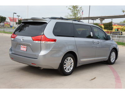 toyota sienna 2013 silver van xle 8 passenger gasoline 6 cylinders front wheel drive automatic 78232