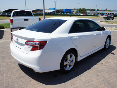 toyota camry 2012 white sedan se 4 cylinders 6 speed automatic 76087