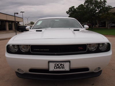 dodge challenger 2013 white coupe r t gasoline 8 cylinders rear wheel drive 6 speed manual 76011