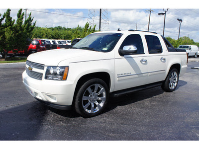 chevrolet avalanche 2010 white suv ltz 8 cylinders automatic 77074