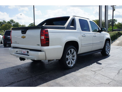 chevrolet avalanche 2010 white suv ltz 8 cylinders automatic 77074