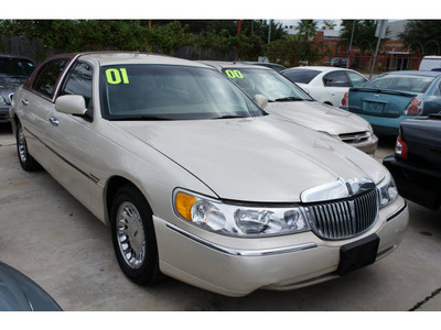 lincoln town car 2001 beige sedan cartier l 8 cylinders automatic 77018