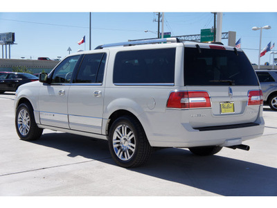 lincoln navigator l 2008 off white suv gasoline 8 cylinders rear wheel drive automatic 77043