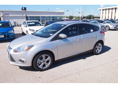 ford focus 2013 silver hatchback se flex fuel 4 cylinders front wheel drive 5 speed manual 77074