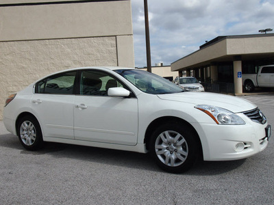 nissan altima 2012 white sedan 2 5 s gasoline 4 cylinders front wheel drive automatic 76011