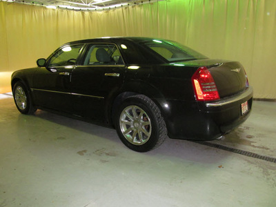 chrysler 300 2005 black sedan c 8 cylinders automatic 44883