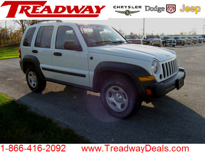 jeep liberty 2007 white suv sport gasoline 6 cylinders 4 wheel drive automatic with overdrive 45840