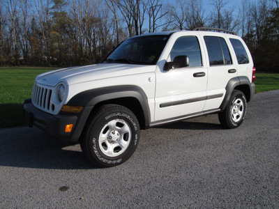 jeep liberty 2007 white suv sport gasoline 6 cylinders 4 wheel drive automatic with overdrive 45840