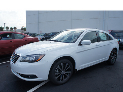 chrysler 200 2013 white sedan touring 4 cylinders automatic 33157