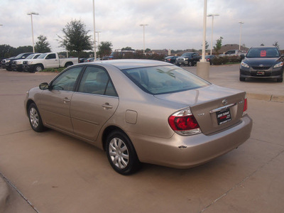 toyota camry 2005 tan sedan standard gasoline 4 cylinders front wheel drive automatic 76049