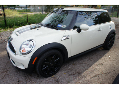 mini cooper 2009 off white hatchback s 4 cylinders automatic 78729