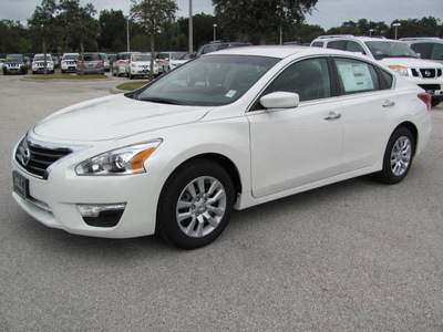 nissan altima 2013 white sedan s gasoline 4 cylinders front wheel drive automatic 33884