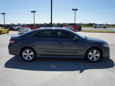 toyota camry 2011 gray sedan se gasoline 4 cylinders front wheel drive automatic 76087