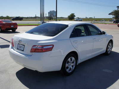 toyota camry 2009 white sedan le gasoline 4 cylinders front wheel drive automatic 76087
