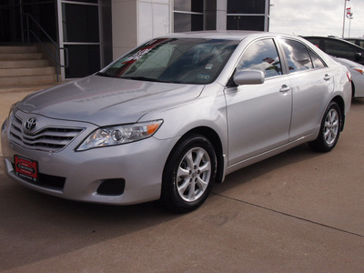 toyota camry 2011 silver sedan le gasoline 4 cylinders front wheel drive automatic 77802
