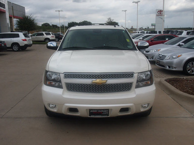 chevrolet suburban 2009 white suv ltz 1500 flex fuel 8 cylinders 2 wheel drive automatic 76049