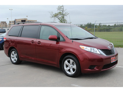 toyota sienna 2012 dk  red van le 7 passenger gasoline 6 cylinders front wheel drive automatic 77338