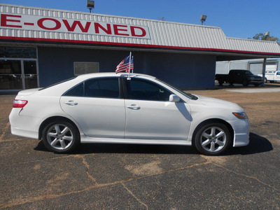 toyota camry 2009 white sedan se gasoline 4 cylinders front wheel drive automatic 75901