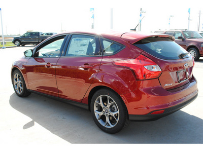 ford focus 2013 red hatchback se 4 cylinders automatic 77532