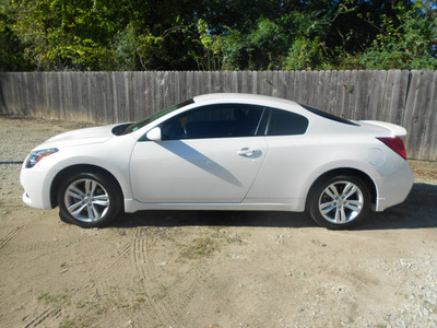 nissan altima 2010 white coupe 2 5 s gasoline 4 cylinders front wheel drive automatic 75901