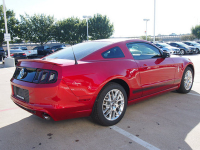 ford mustang 2013 red coupe v6 premium gasoline 6 cylinders rear wheel drive automatic 76011