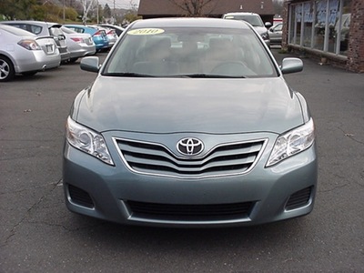 toyota camry 2010 green sedan le gasoline 4 cylinders front wheel drive automatic 06019