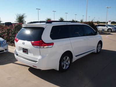 toyota sienna 2013 white van le 8 passenger gasoline 6 cylinders front wheel drive automatic 76049