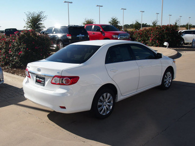 toyota corolla 2013 white sedan le gasoline 4 cylinders front wheel drive automatic 76049