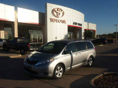 toyota sienna 2011 silver van le 8 passenger gasoline 6 cylinders front wheel drive automatic 76049