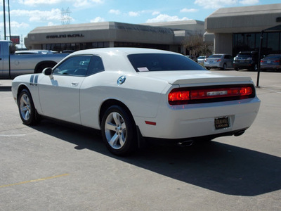dodge challenger 2009 white coupe r t gasoline 8 cylinders rear wheel drive 6 speed manual 77074