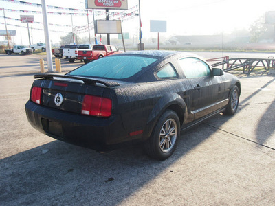ford mustang 2005 black coupe v6 deluxe gasoline 6 cylinders rear wheel drive automatic 77662