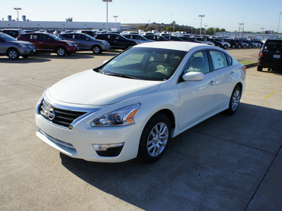 nissan altima 2013 white sedan 2 5 s gasoline 4 cylinders front wheel drive automatic 75150