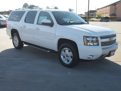 chevrolet suburban 2013 white suv lt 1500 flex fuel v8 2 wheel drive 6 speed automatic 77090