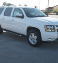 chevrolet suburban 2013 white suv lt 1500 flex fuel v8 2 wheel drive 6 speed automatic 77090