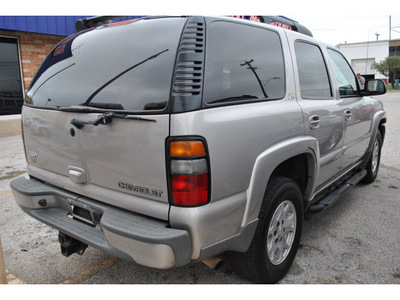 chevrolet tahoe 2004 silver suv z71 flex fuel 8 cylinders 4 wheel drive automatic 78217