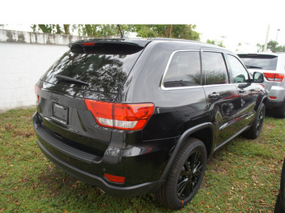 jeep grand cherokee 2013 black suv overland gasoline 8 cylinders 4 wheel drive automatic 33157