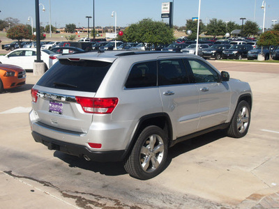 jeep grand cherokee 2013 silver suv overland gasoline 6 cylinders 2 wheel drive automatic 76051