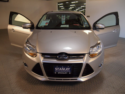 ford focus 2012 silver hatchback sel flex fuel 4 cylinders front wheel drive automatic 75219