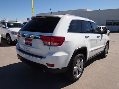 jeep grand cherokee 2013 white suv overland gasoline 8 cylinders 2 wheel drive automatic 77388