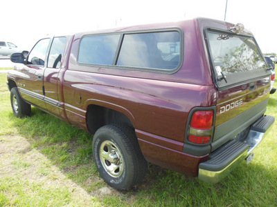 dodge ram 1500 2000 maroon 4dr quad 139wb 4w gasoline v8 4 wheel drive automatic 34788