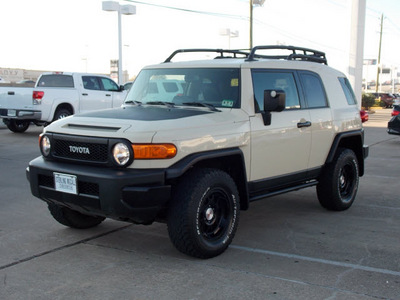 toyota fj cruiser 2010 tan suv gasoline 6 cylinders 4 wheel drive automatic with overdrive 77074