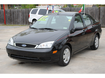 ford focus 2007 black sedan zx4 se gasoline 4 cylinders front wheel drive automatic 77018