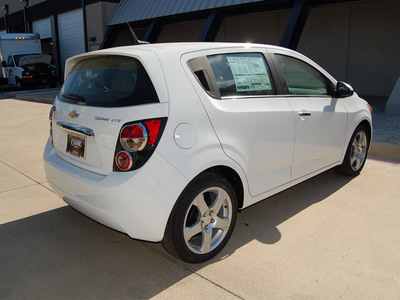 chevrolet sonic 2013 off white hatchback ltz auto gasoline 4 cylinders front wheel drive automatic 76051