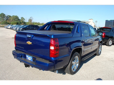 chevrolet black diamond avalanche 2013 blue flex fuel 8 cylinders 2 wheel drive 6 spd auto whls,4 20  x 8 5  chrm lpo,all wthr flr mats 77090