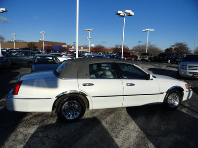 lincoln town car 1999 white sedan signature gasoline v8 rear wheel drive automatic with overdrive 60546