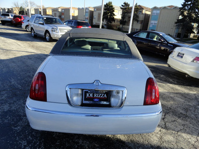 lincoln town car 1999 white sedan signature gasoline v8 rear wheel drive automatic with overdrive 60546