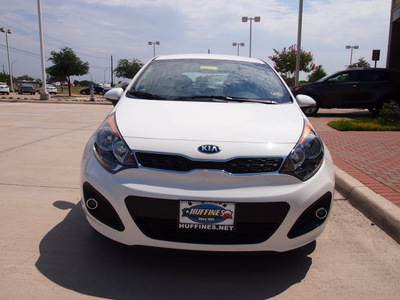 kia rio5 2013 white hatchback ex 4 cylinders automatic 75070