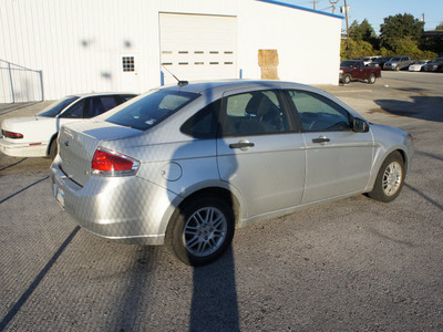 ford focus 2010 silver sedan se 4 cylinders automatic 75062