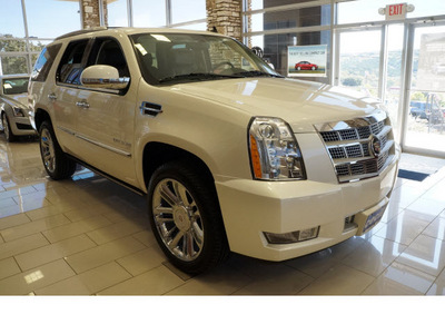 cadillac escalade 2013 white suv platinum edition flex fuel 8 cylinders all whee drive automatic 78028